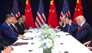 Trump dag 283: Trump herstart tests nucleaire wapens na 33 jaar, bereikt akkoorden met Zuid-Korea en China, wil impeachment congreslid, ICE gebruikt gezichtsherkenningssoftware, Quick Reaction Force Nationale Garde behelst 23.500 leden, No Kings demonstratie drie keer zo groot als gedacht