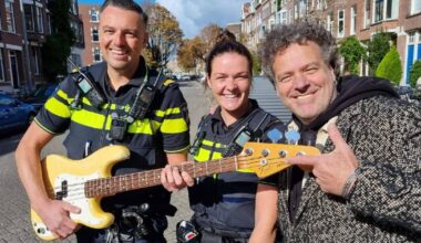 Oud-bassist van Waylon en Kane vindt gestolen gitaar 13 jaar later terug