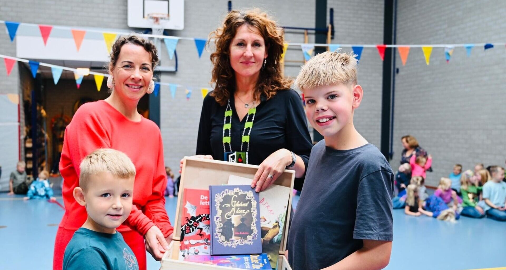 Eerste boekenkist uitgereikt door wethouder Hedwich Rinkes