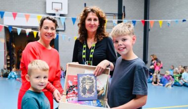 Eerste boekenkist uitgereikt door wethouder Hedwich Rinkes