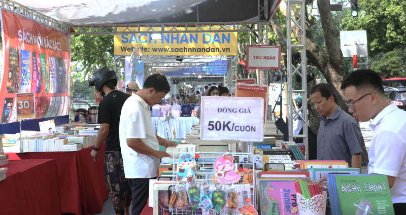 Tienduizenden boeken te koop op de 10e boekenbeurs van Hanoi -0