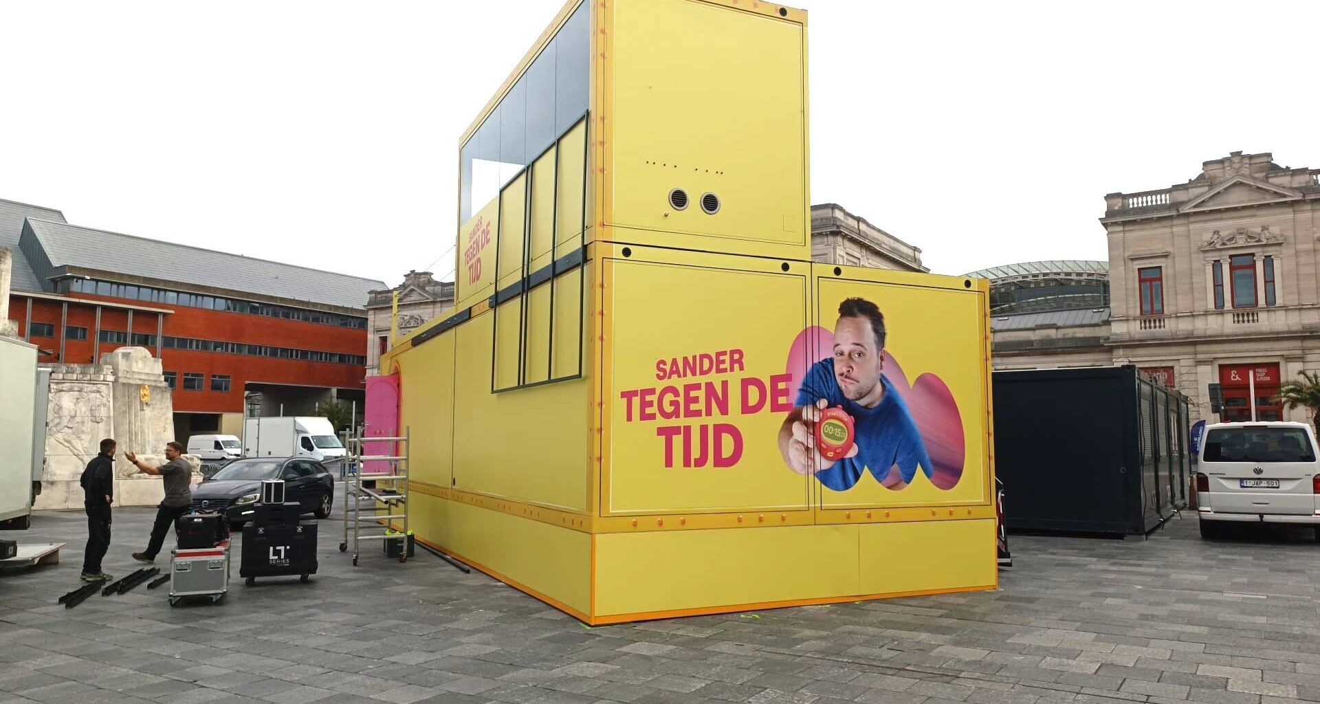 Sander leeft, slaapt en maakt een week radio op het Martelarenplein in Leuven