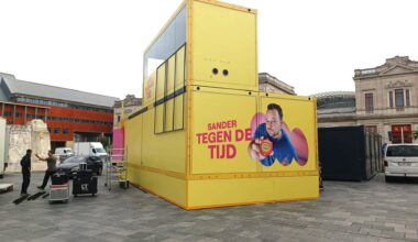 Sander leeft, slaapt en maakt een week radio op het Martelarenplein in Leuven