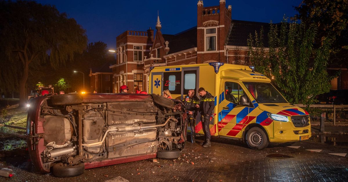 112-nieuws: Auto belandt op zijn kant in Oude Pekela, bestuurder in boeien geslagen • Aanrijding tussen twee bedrijfsbusjes in Stad