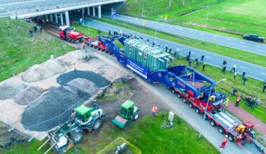 Megatransport TenneT van start, publiek staat aan de kant van de weg - RTV Noord