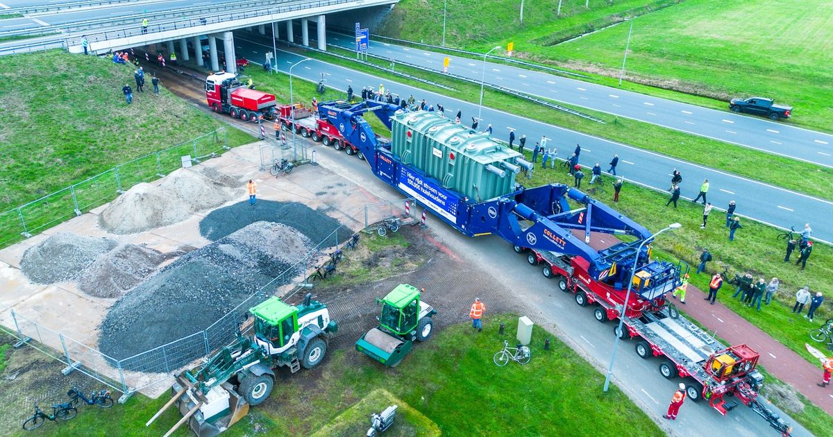Megatransport TenneT van start, publiek staat aan de kant van de weg - RTV Noord