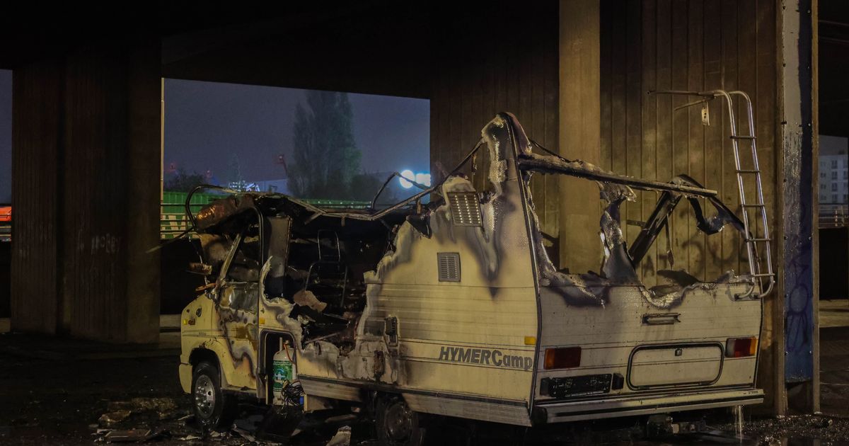 Weinig over van camper na brand onder viaduct in Spaanse Polder - Rijnmond