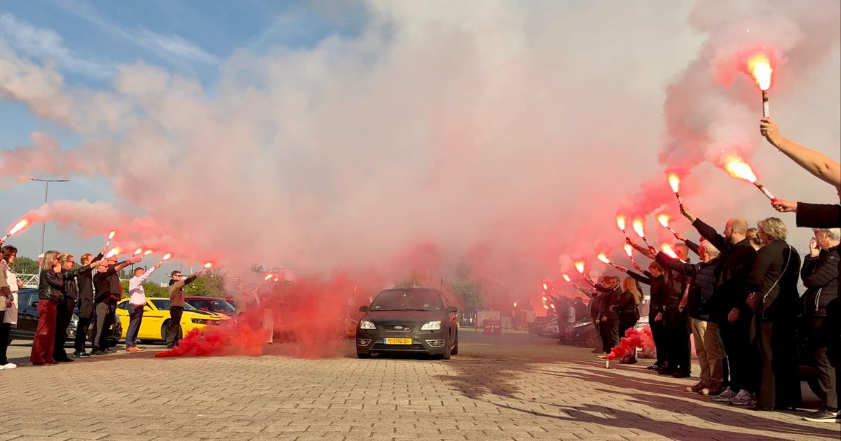 Indrukwekkend eerbetoon bij De Kuip voor jonge omgekomen havenarbeider (21)