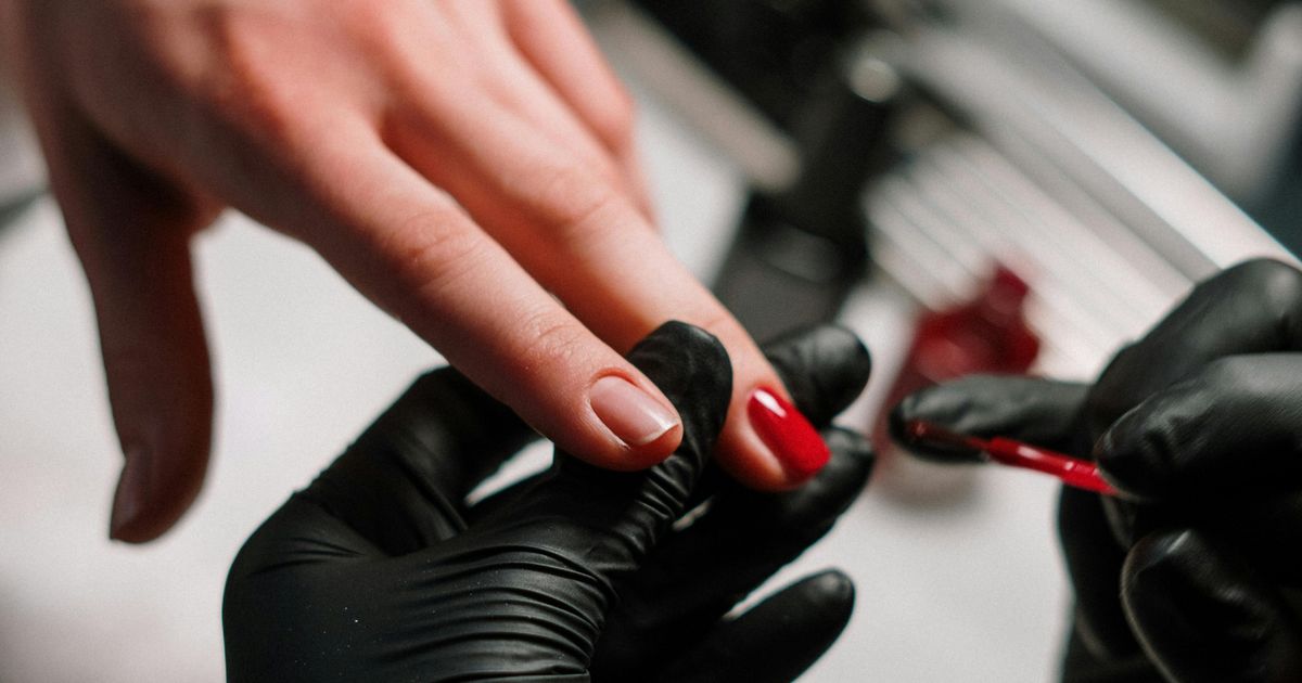 Nagelstyliste moet bijna 1 miljoen euro terugbetalen na oplichting