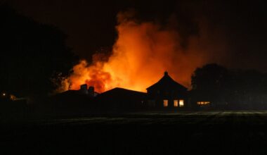 Schuur verloren gegaan bij brand Nijeholtpade | KNMI: Zaterdag code geel voor zware windstoten - Omrop Fryslân