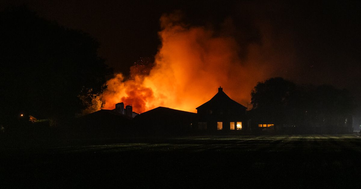 Schuur verloren gegaan bij brand Nijeholtpade | KNMI: Zaterdag code geel voor zware windstoten - Omrop Fryslân