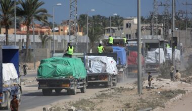 Trucks met hulpgoederen rijden Gaza binnen