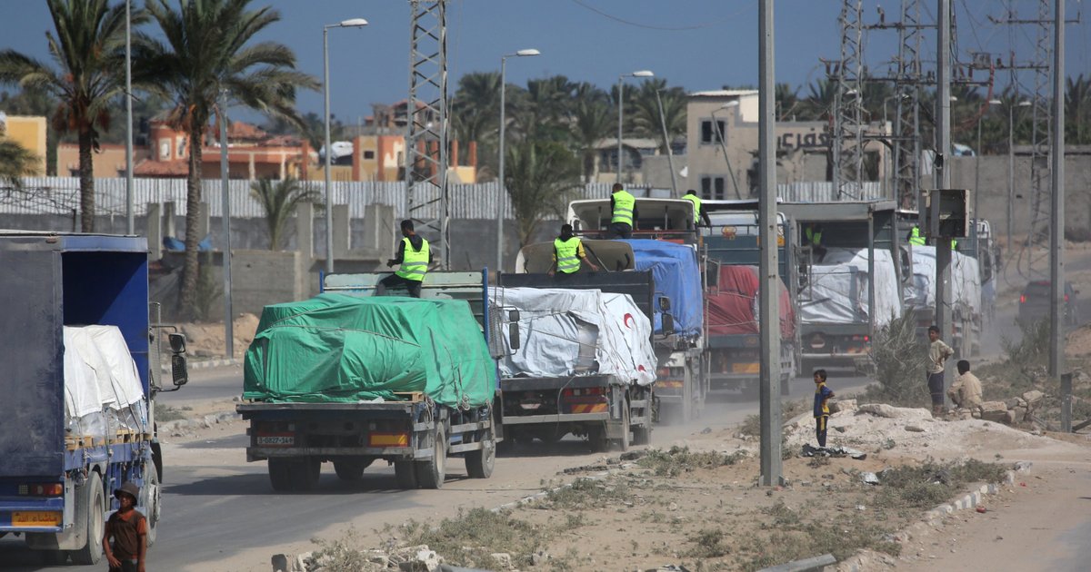 Trucks met hulpgoederen rijden Gaza binnen