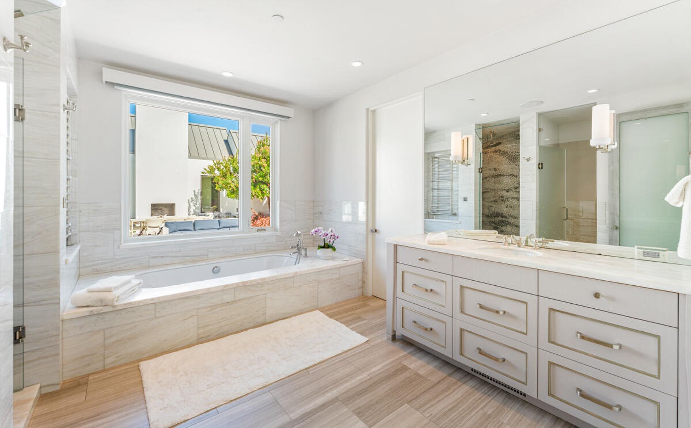 Eén van de badkamers