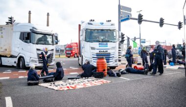 Vrachtwagens al urenlang vast op Maasvlakte door protest: boze chauffeurs, maar ook steun - Rijnmond