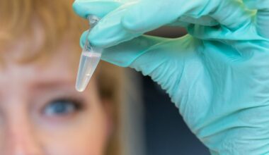 Dr. Manon de Visser op het laboratorium, met een buisje waarin het DNA van een dier als 'wit wolkje' te zien is.