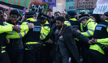 Showtrial S02: uitgekauwde wendingen - VARAgids