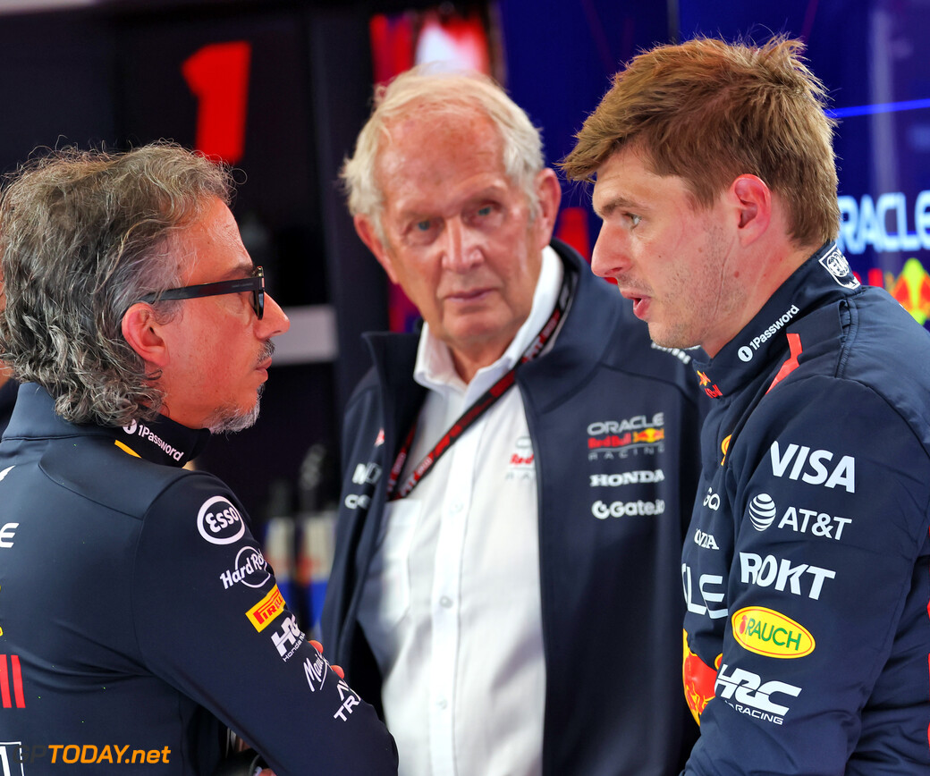 Verstappen geeft Horner trap na en prijst Mekies