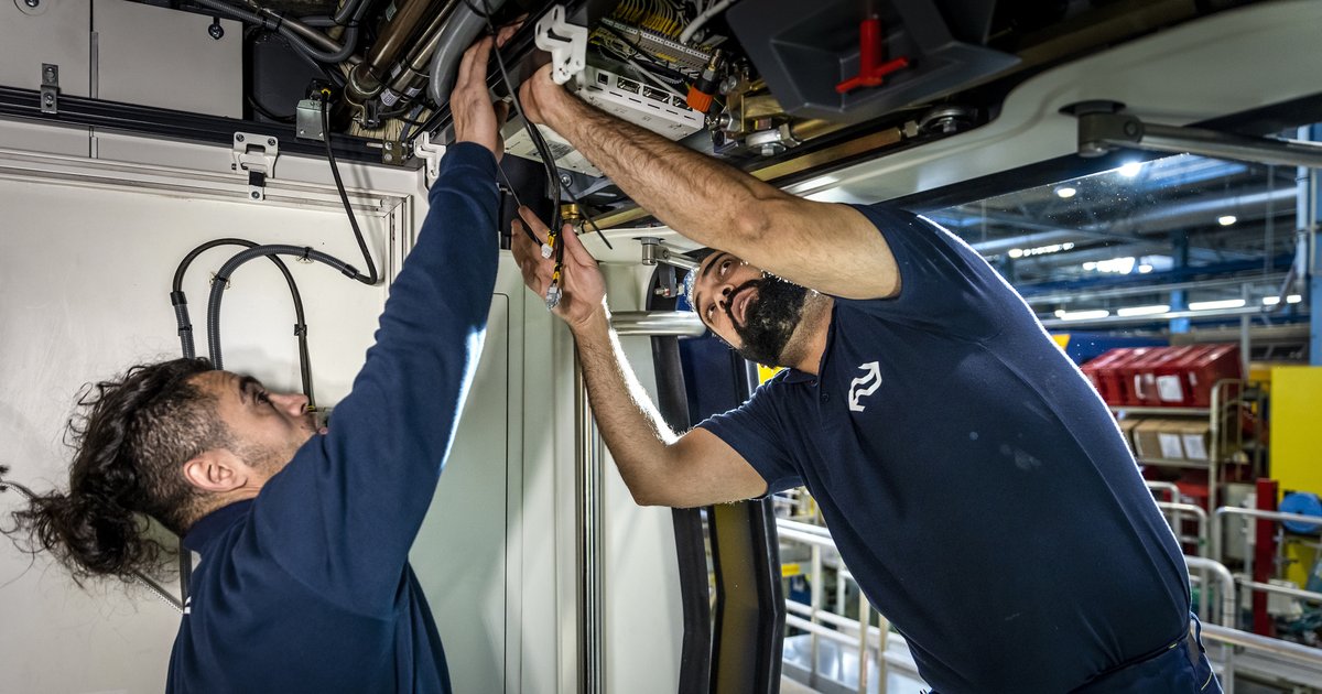 Statushouders aan het werk aan de kabelstraat