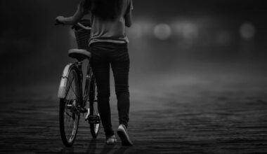 Jonge vrouw aangerand op een fietspad in Burgum, politie vraagt hulp