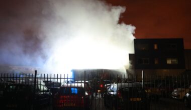 Grote brand in autogarage, omgeving moet ramen sluiten vanwege rook - Omroep West