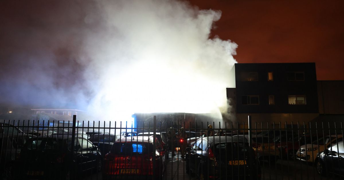 Grote brand in autogarage, omgeving moet ramen sluiten vanwege rook - Omroep West
