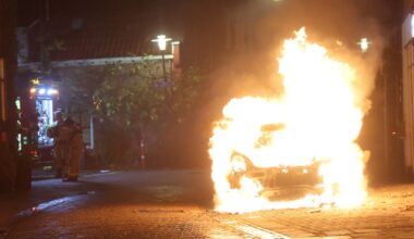 Geparkeerde auto brandt uit, winkelpand loopt schade op - Omroep West