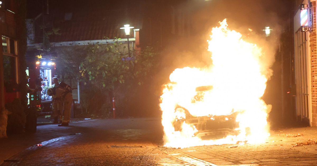 Geparkeerde auto brandt uit, winkelpand loopt schade op - Omroep West