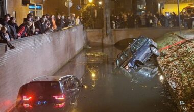 Vrouw rijdt gracht in en neemt andere auto mee, mogelijk onder invloed - Rijnmond