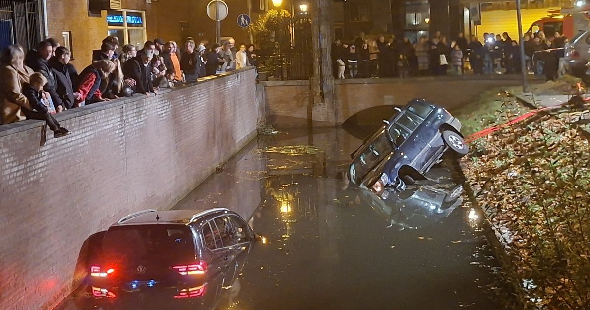 Vrouw rijdt gracht in en neemt andere auto mee, mogelijk onder invloed - Rijnmond