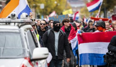 Bij het anti-immigratieprotest lopen demonstranten zowel met de Nederlandse vlag als de Prinsenvlag