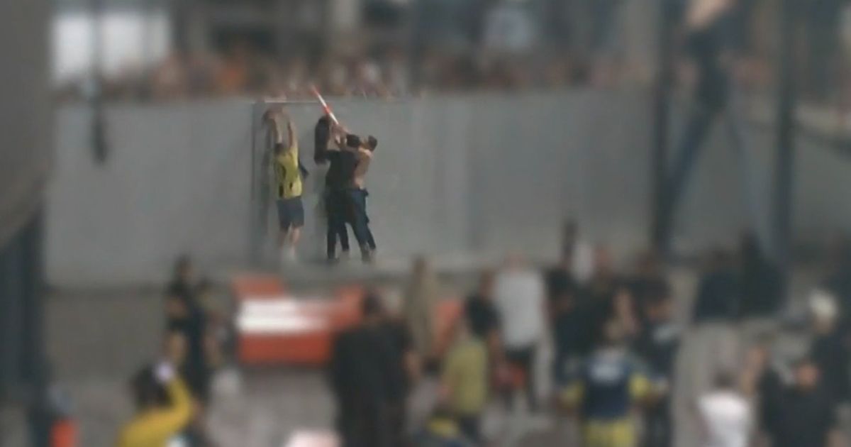 Feyenoord-medewerker die paal op hoofd kreeg, heeft zware hersenschudding en kan niet meer werken