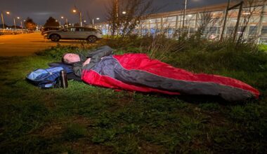 Wethouder slaapt buiten om aandacht te vragen voor dakloosheid