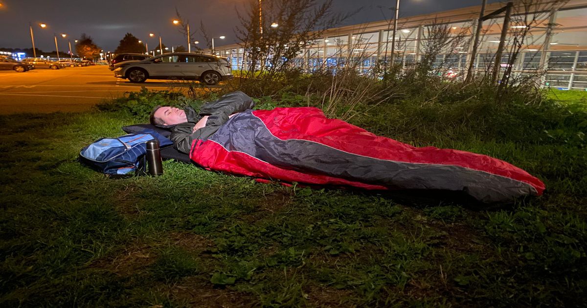 Wethouder slaapt buiten om aandacht te vragen voor dakloosheid