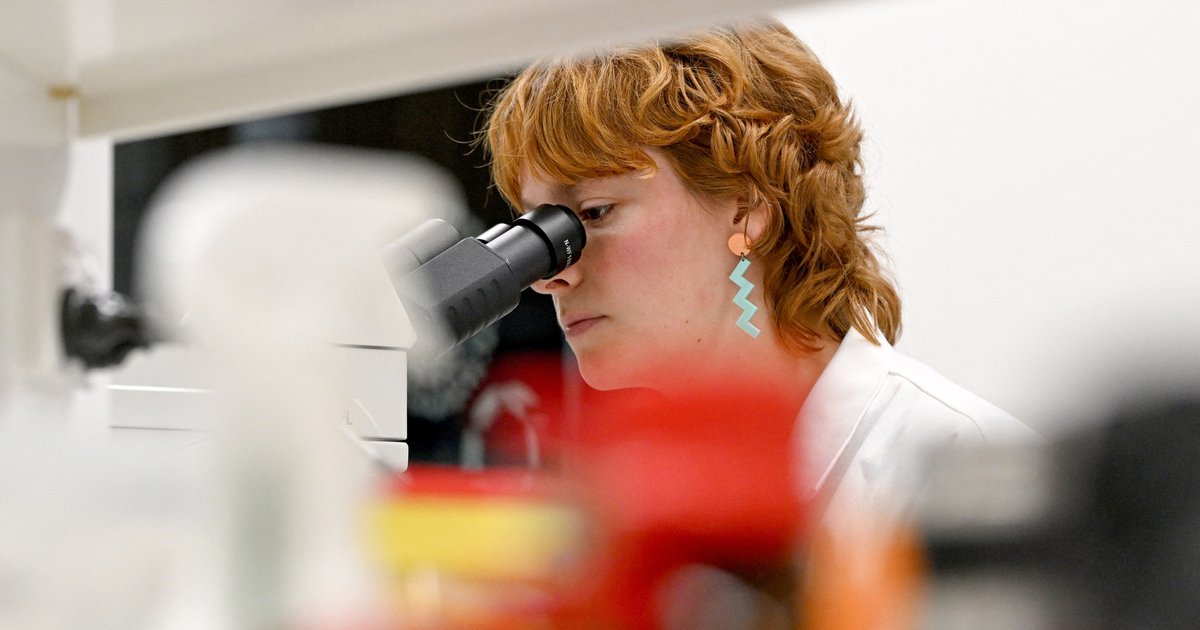 Een vrouw doet laboratoriumonderzoek, beeld ter illustratie