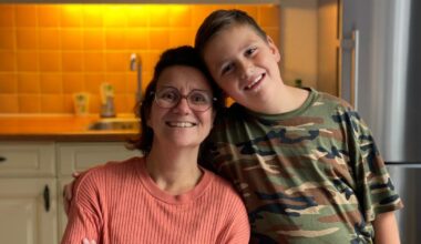 Thom (10) is mantelzorger van zijn moeder: ‘Als mama in haar badjas loopt, weet ik genoeg’