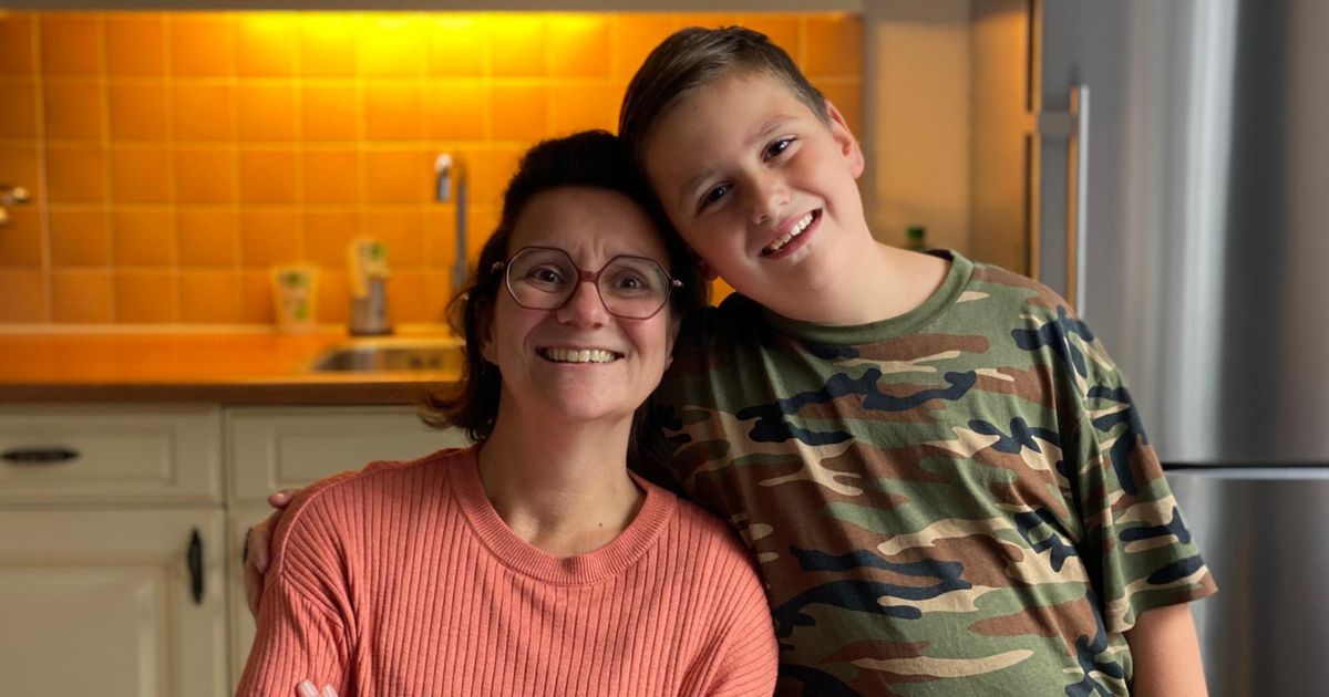 Thom (10) is mantelzorger van zijn moeder: ‘Als mama in haar badjas loopt, weet ik genoeg’
