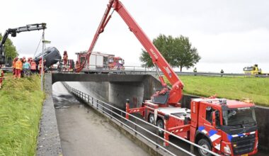 112-nieuws: Auto dreigt na ongeval van viaduct te storten; bestuurder zwaargewond