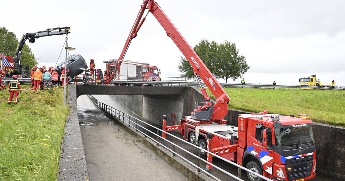112-nieuws: Auto dreigt na ongeval van viaduct te storten; bestuurder zwaargewond