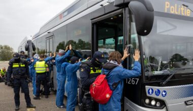 Actievoerders vernielen RET-bussen en richten voor duizenden euro's schade aan - Rijnmond