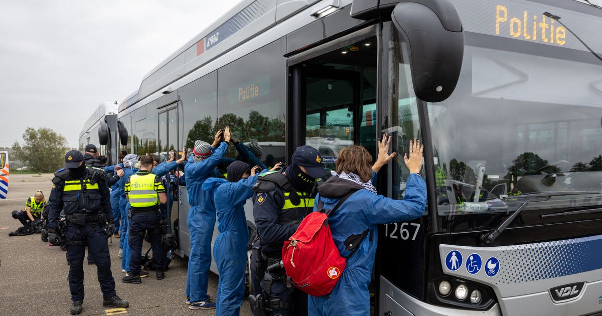 Actievoerders vernielen RET-bussen en richten voor duizenden euro's schade aan - Rijnmond