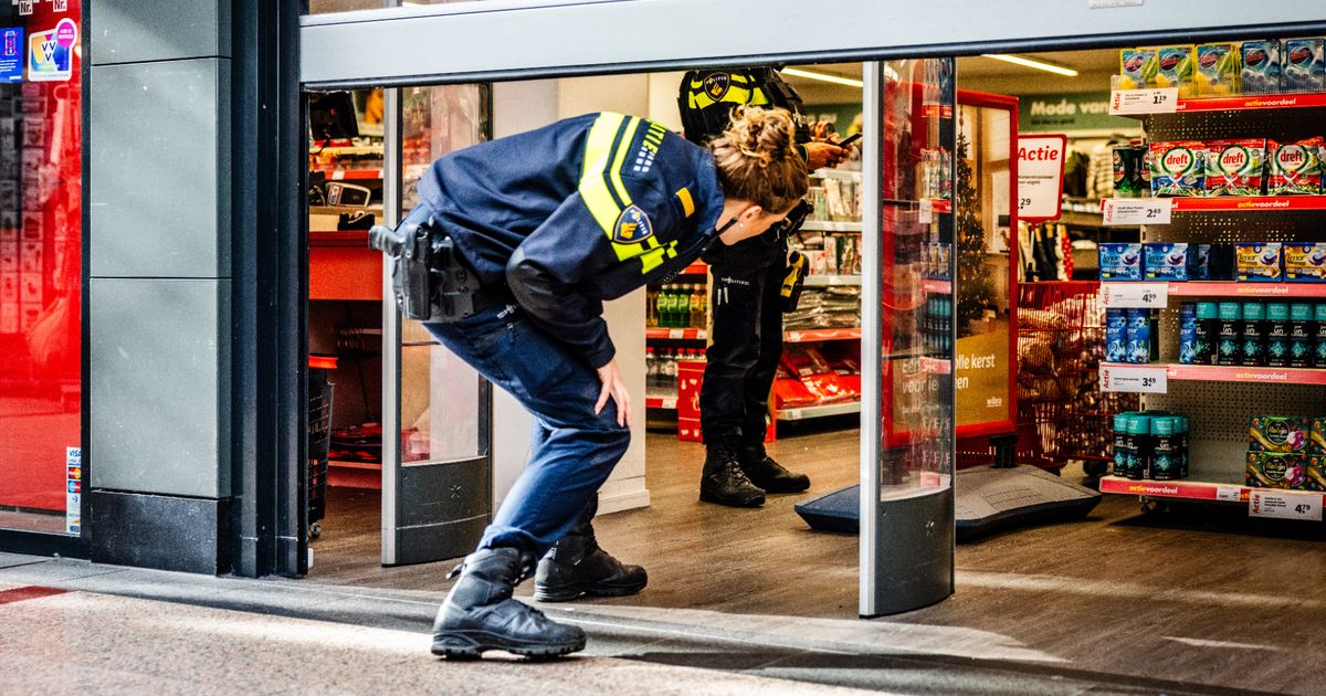 Overval op de Wibra, dader ontkomen | McDonald's bezoeker eet mee bij onbekende klanten - Rijnmond