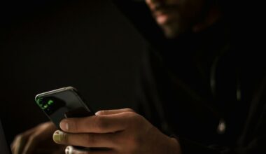 Bij 'spoofing' doen cybercriminelen zich voor als een ander, bijvoorbeeld een familielid of een bankmedewerker