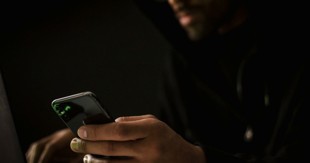 Bij 'spoofing' doen cybercriminelen zich voor als een ander, bijvoorbeeld een familielid of een bankmedewerker