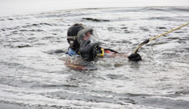Brandweerduikers zoeken naar iemand in water - Omroep West