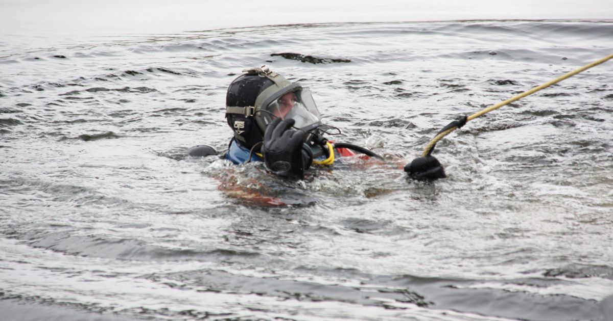 Brandweerduikers zoeken naar iemand in water - Omroep West