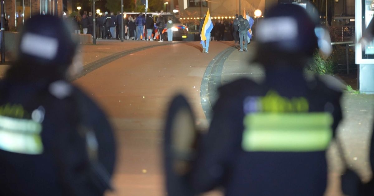 Mannen verdacht van openlijke geweldpleging bij rellen in Houten - RTV Utrecht