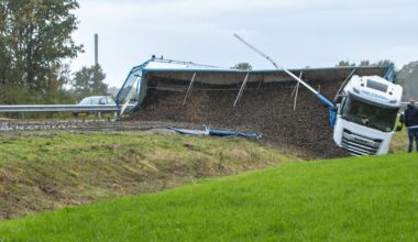 Vrachtwagen met aardappelen op zijn kant op de N381 bij Oosterwolde - Omrop Fryslân