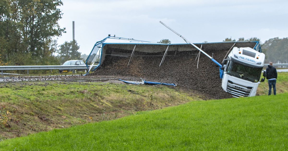 Vrachtwagen met aardappelen op zijn kant op de N381 bij Oosterwolde - Omrop Fryslân