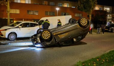 Automobiliste vliegt uit bocht en slaat over de kop - Rijnmond